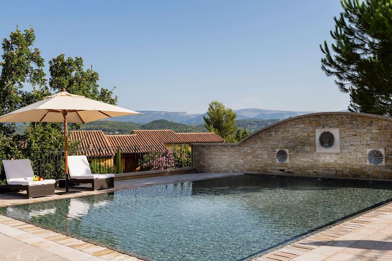 Piscine villa premier Enfant cuillant des fleurs - Terre Blanche